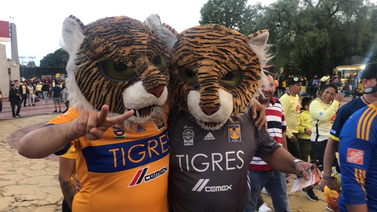 De esta particular forma los fanáticos muestran su amor por Tigres en la antesala del juego contra América en el Estadio Azteca.