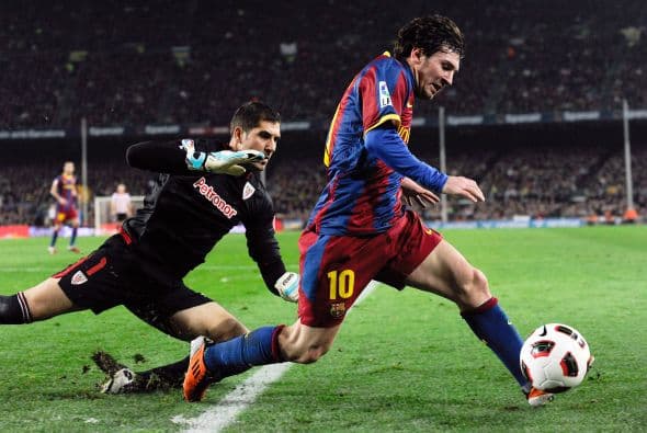 Messi recortaba cinturas una y otra vez, pero el tanto individual para el argentino no llegaba.