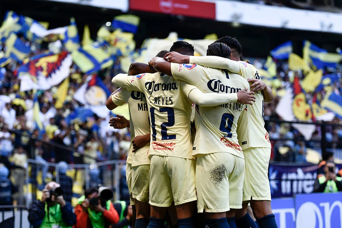 Los jugadores del América festejan uno de los goles del triunfo 3-0 sobre Atlas, que deja al equipo azulcrema con cuatro puntos en el tablero general del Apertura 2018 de la Liga MX.