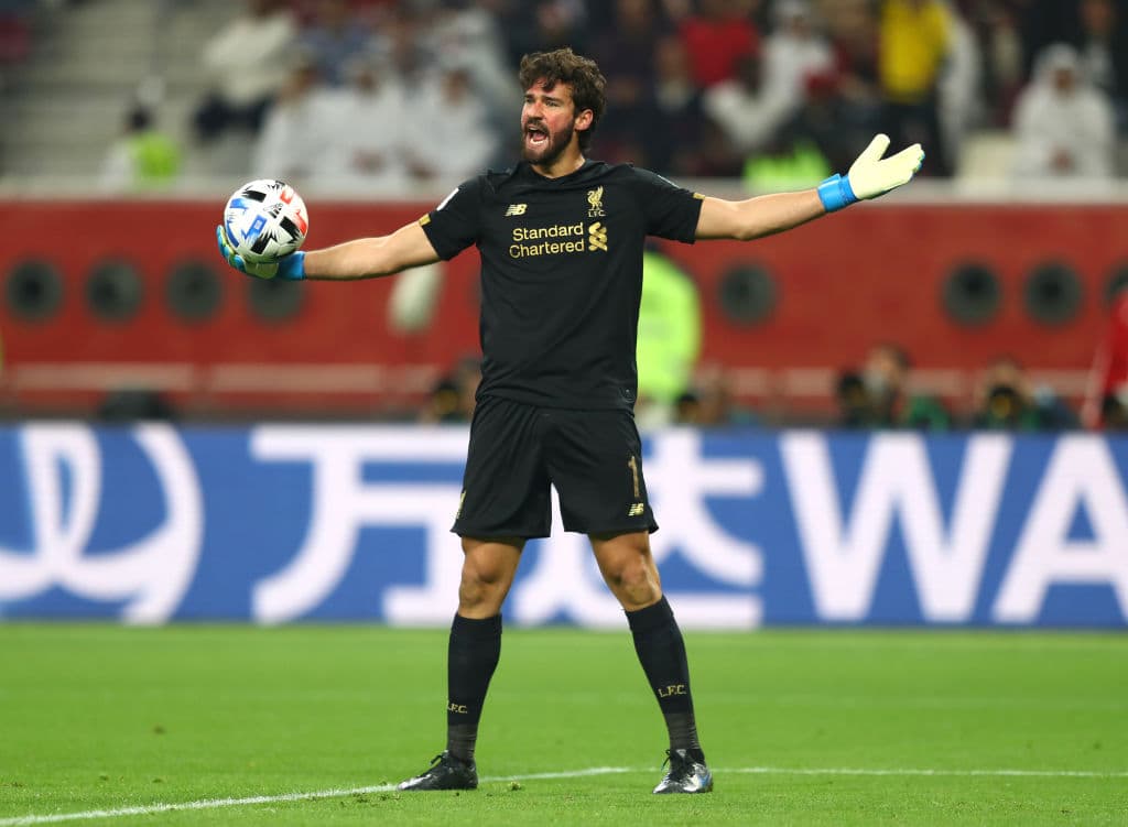 Alisson Becker del Liverpool reacciona posterior a una jugada de contraataque.