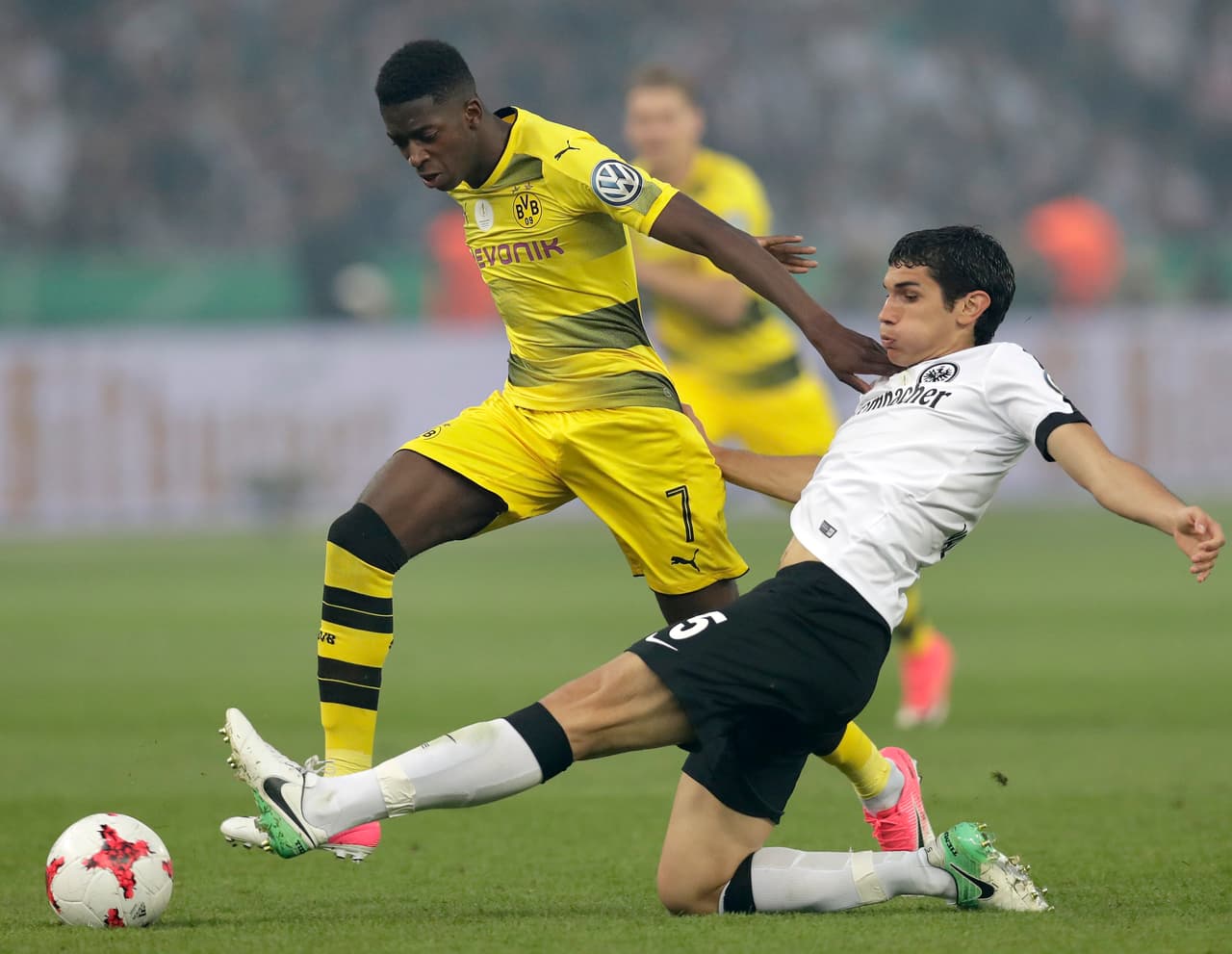 El joven Ousmane Dembélé, actualmente en el Borussia Dortmund, está viviendo momentos emocionantes en su carrera. Fue llamado a la selección de Francia y ahora se dice que el Barcelona estaría interesado en él.