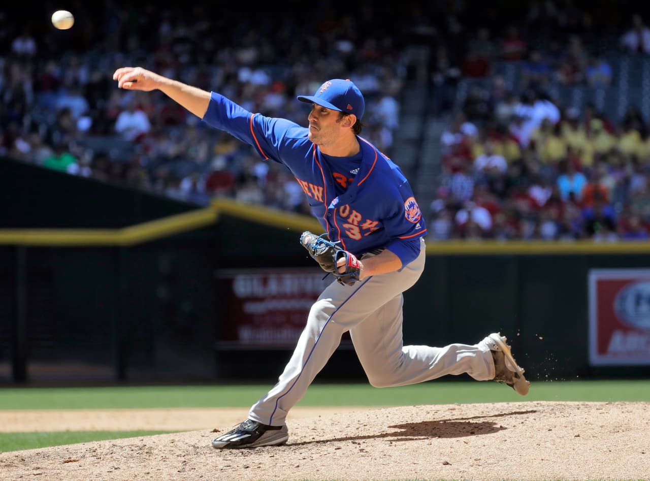 El pitcher de los Mets, Matt Harvey, lanza contra los Diamondbacks el miércoles, 17 de mayo de 2017, en Phoenix. (AP Photo/Matt York)