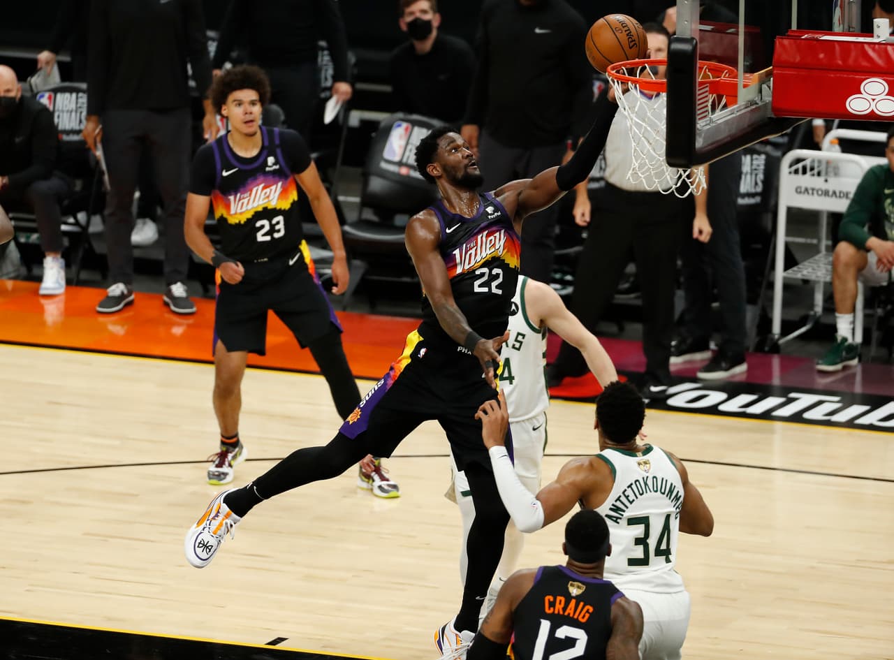 Deandre Ayton se convirtió en el dolor de cabeza de la defensa de Bucks en el tercer periodo al atacar el tablero en repetidas ocasiones gracias a la química con Chris Paul.