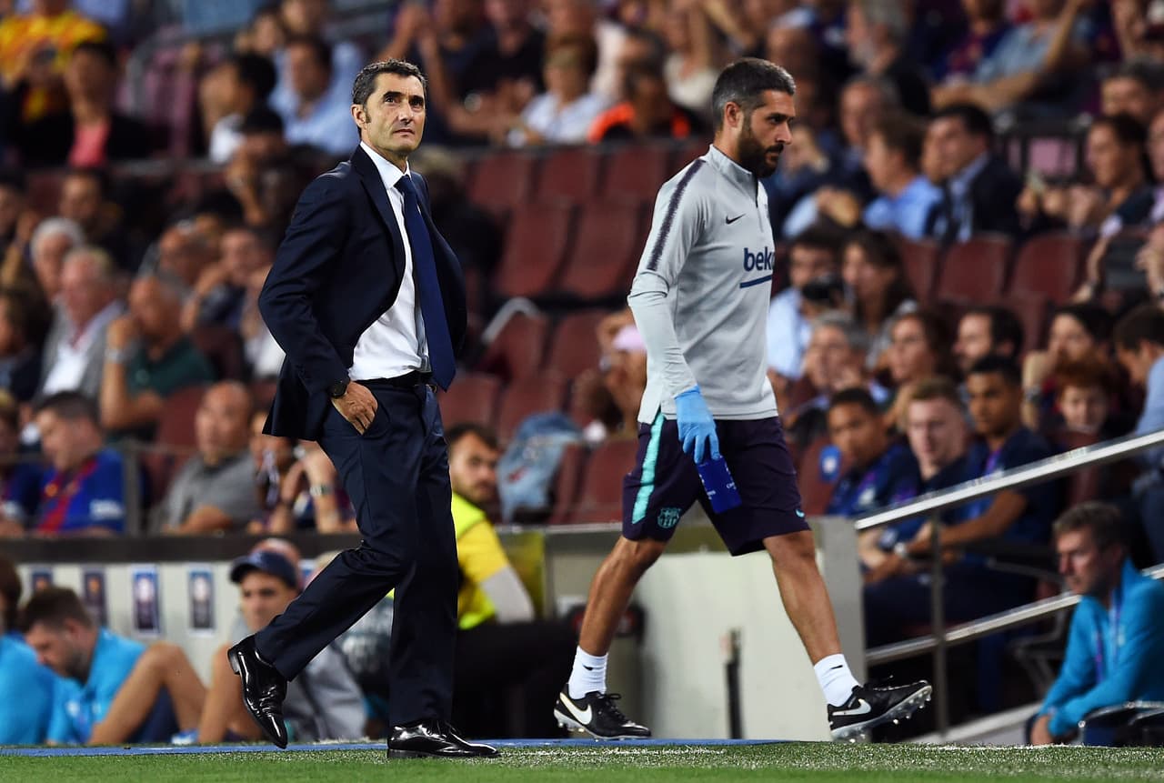 Ernesto Valverde se mostró muy tranquilo en el banquillo durante la goleada del Barça sobre el PSV.