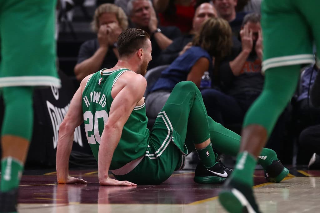 Gordon Hayward sufrió una terrible lesión de tobillo. A los seis minutos de partido, Gordon saltó por el balón y su pie aterrizó en un ángulo de 90º de su pierna.