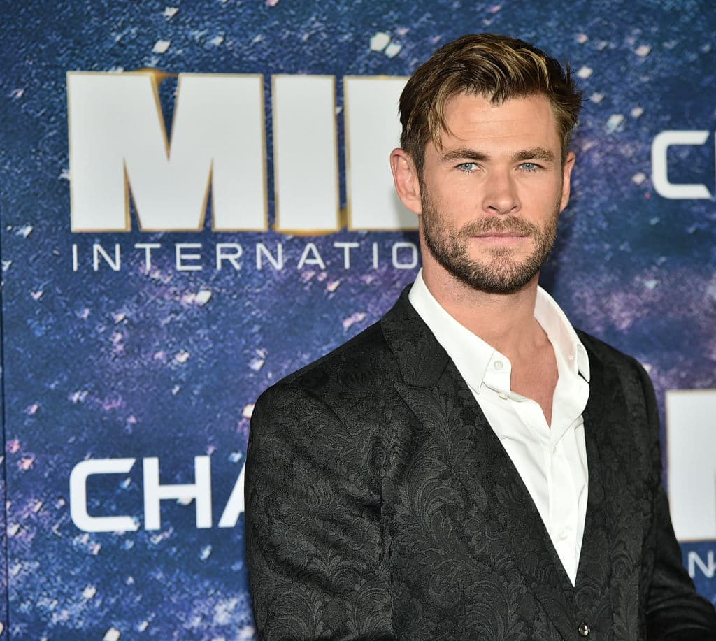 Su joven tripulación tiene una importante misión: detener al malvado Nero, que movido por la venganza amenaza a toda la humanidad. Pero el destino de la galaxia está en manos de dos jóvenes rivales de mundos diferentes. Tiberio James Kirk, joven de una granja de Iowa que busca emociones, es un líder nato a la búsqueda de una causa. El otro, Spock, creció en el planeta Vulcano y medio humano, pero también un brillante y decidido estudiante.
<br>