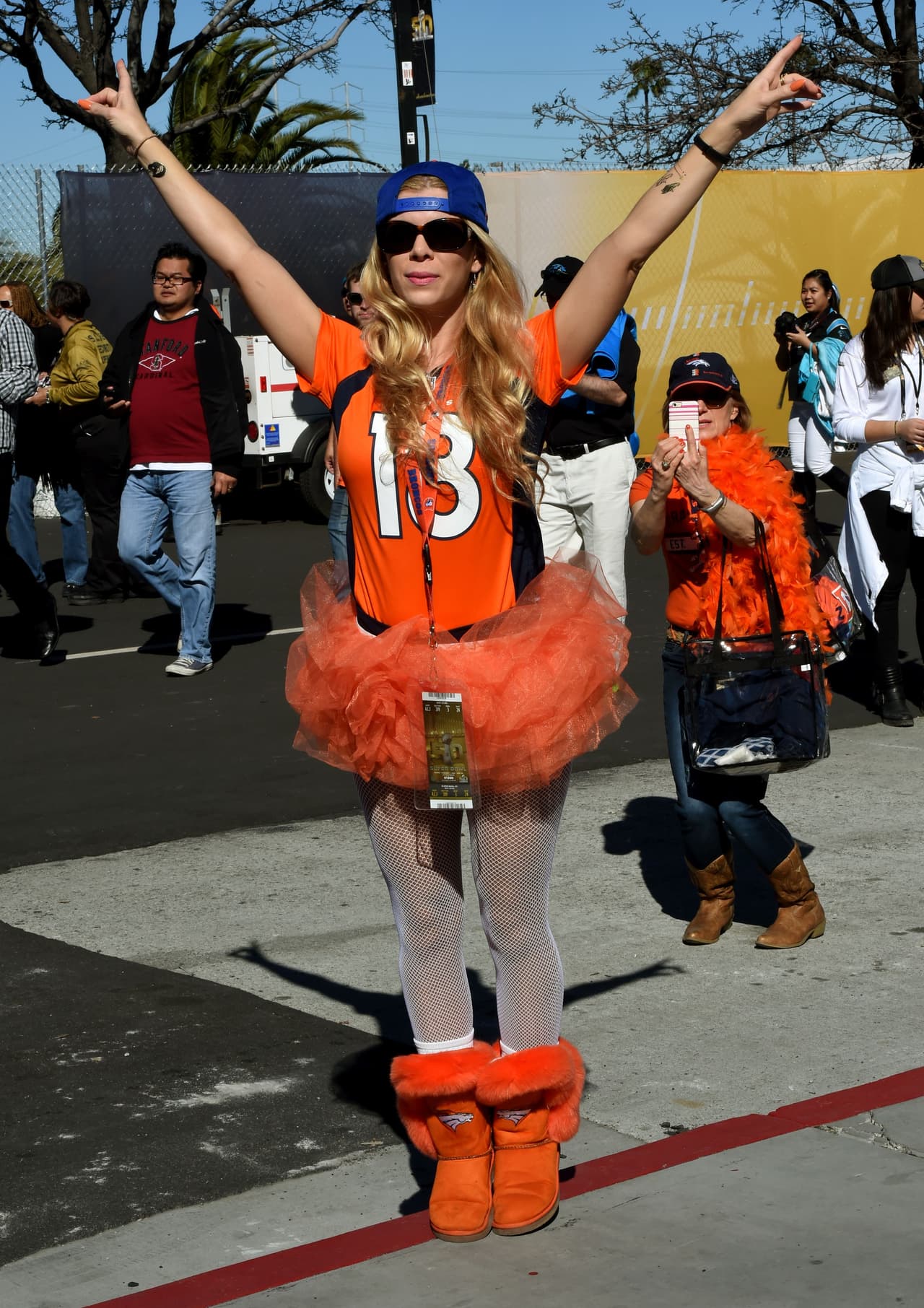 Los aficionados al fútbol americano ya no tienen que esperar, el día llegó para el Super Bolw 50 y la pasión en San Francisco está que arde. Checa las mejores tomas.