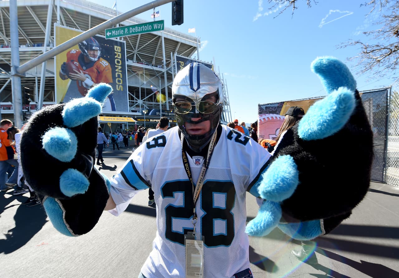 Los aficionados al fútbol americano ya no tienen que esperar, el día llegó para el Super Bolw 50 y la pasión en San Francisco está que arde. Checa las mejores tomas.