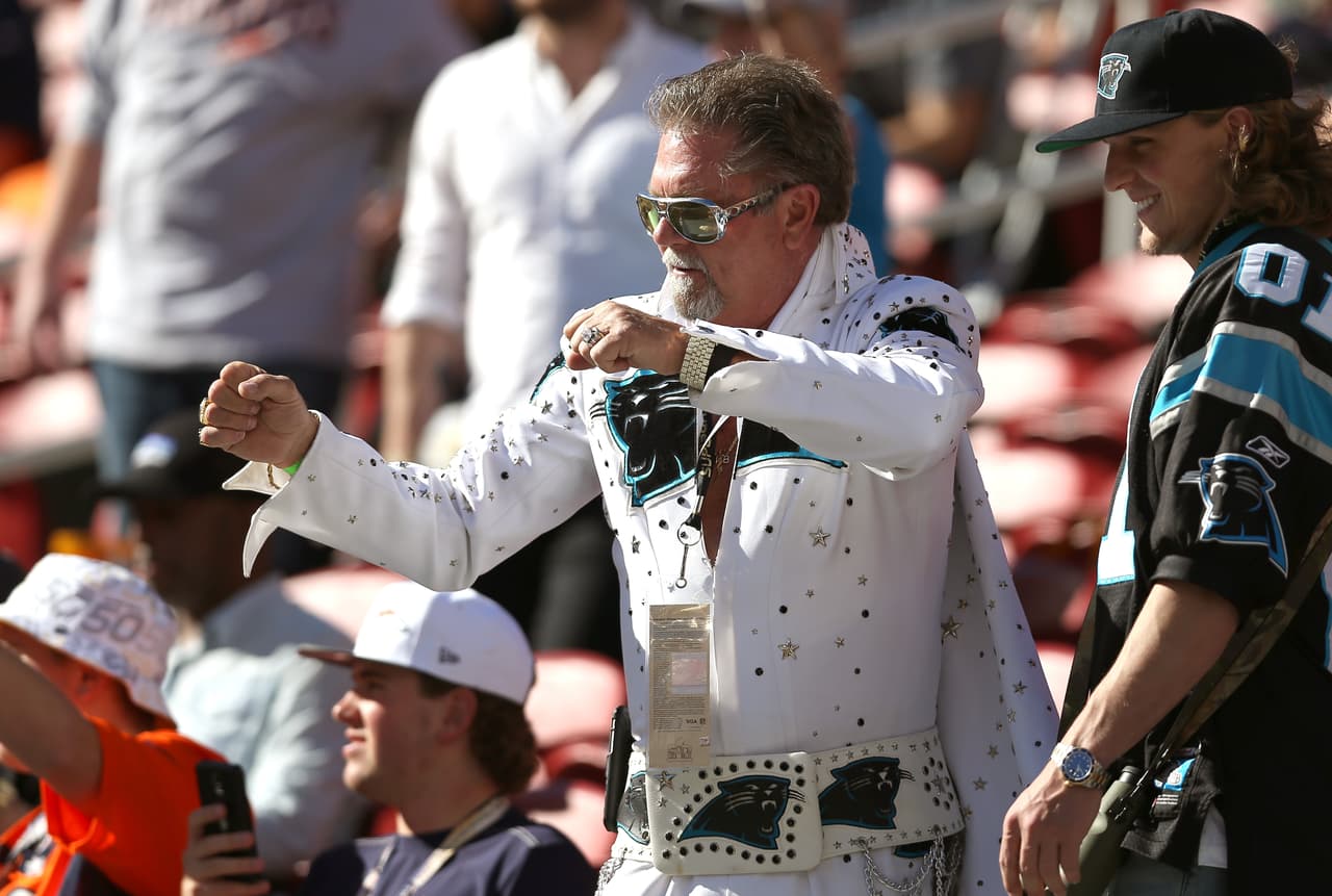 Los aficionados al fútbol americano ya no tienen que esperar, el día llegó para el Super Bolw 50 y la pasión en San Francisco está que arde. Checa las mejores tomas.