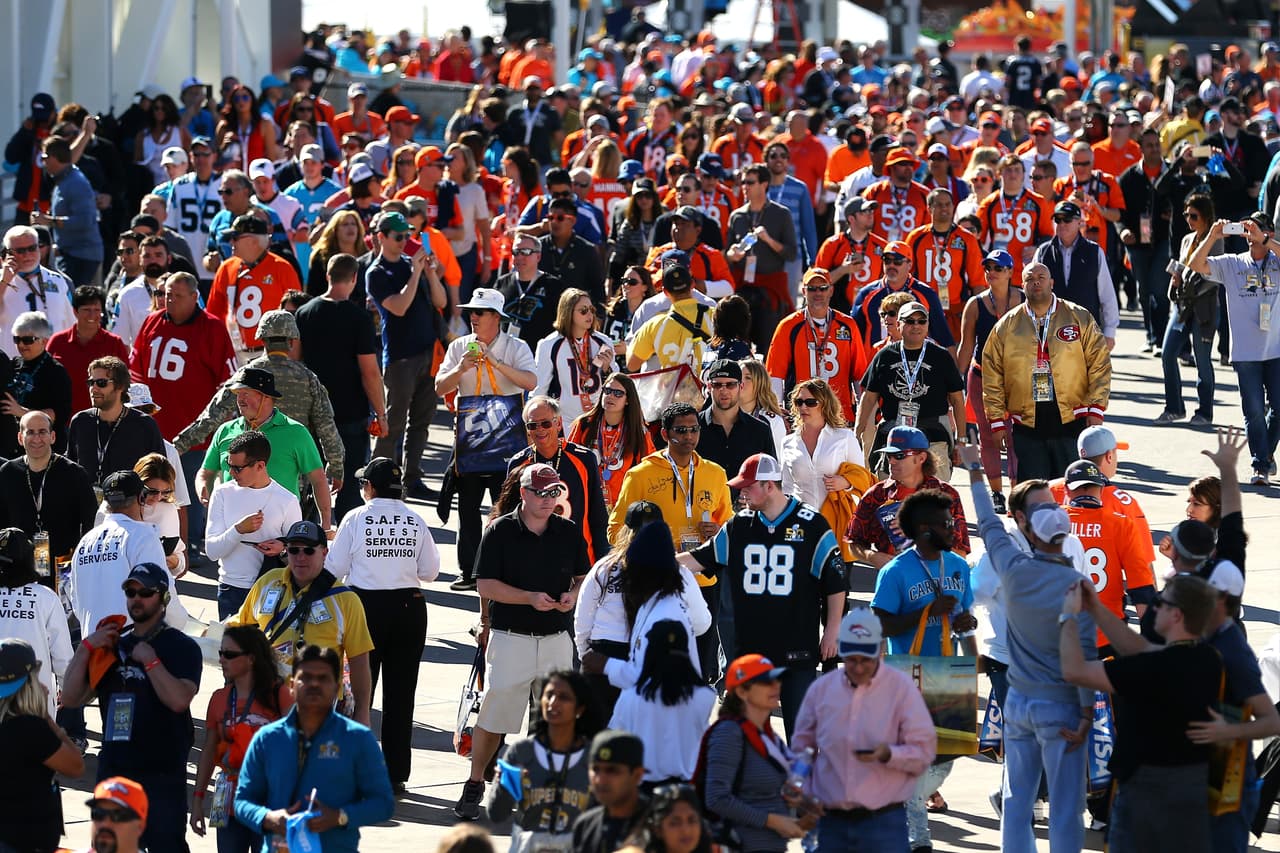 Los aficionados al fútbol americano ya no tienen que esperar, el día llegó para el Super Bolw 50 y la pasión en San Francisco está que arde. Checa las mejores tomas.
