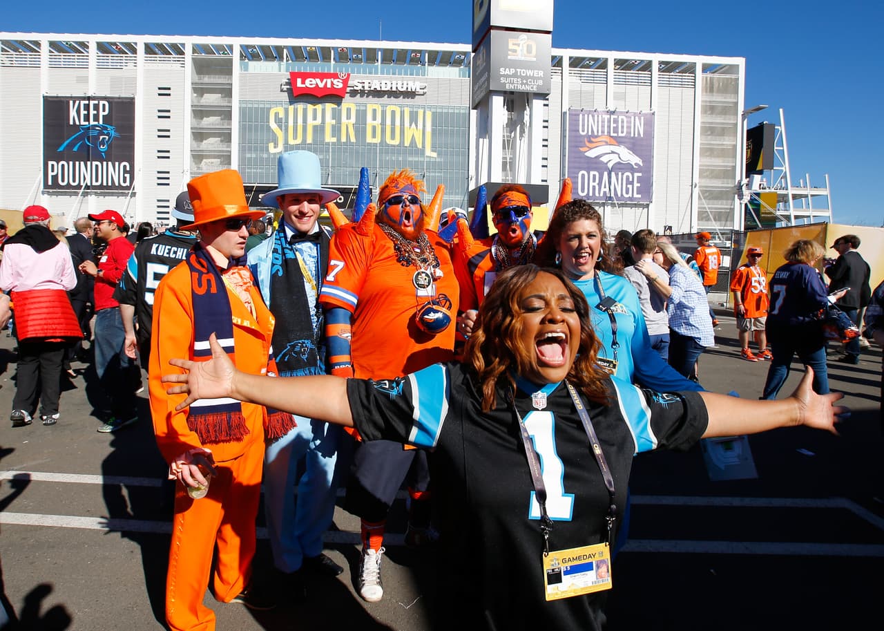 Los aficionados al fútbol americano ya no tienen que esperar, el día llegó para el Super Bolw 50 y la pasión en San Francisco está que arde. Checa las mejores tomas.