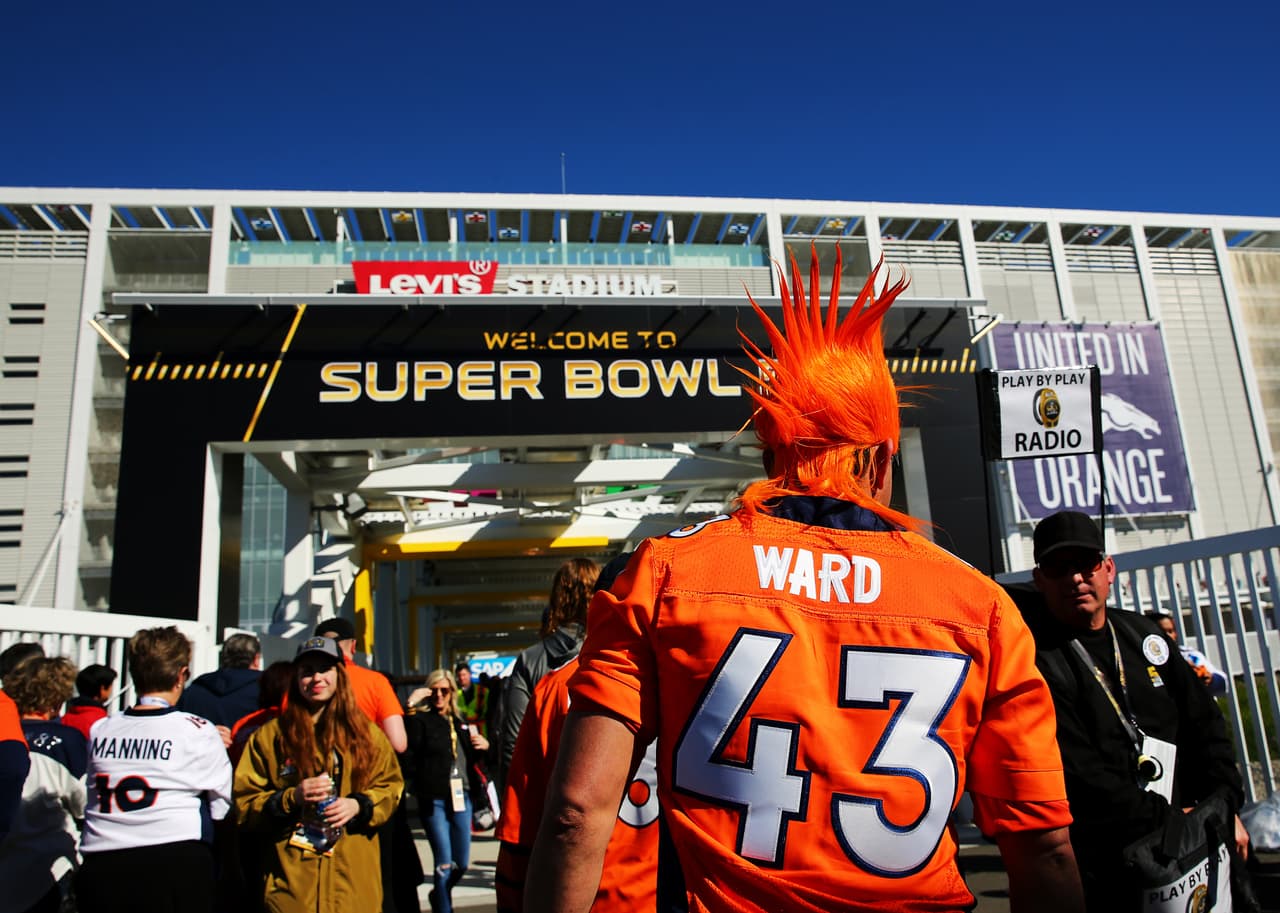 Los aficionados al fútbol americano ya no tienen que esperar, el día llegó para el Super Bolw 50 y la pasión en San Francisco está que arde. Checa las mejores tomas.