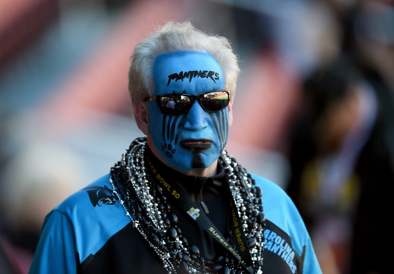 Los aficionados al fútbol americano ya no tienen que esperar, el día llegó para el Super Bolw 50 y la pasión en San Francisco está que arde. Checa las mejores tomas.