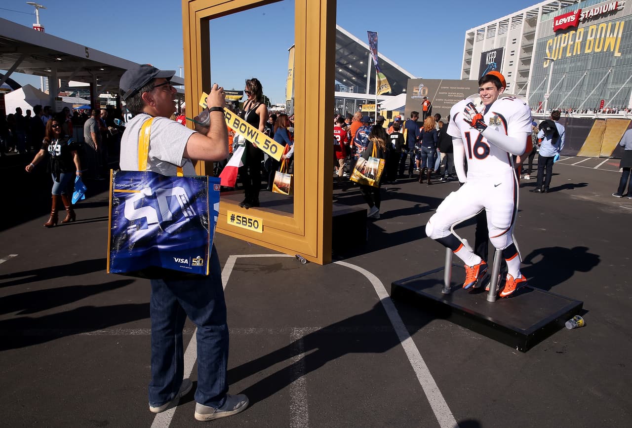 Los aficionados al fútbol americano ya no tienen que esperar, el día llegó para el Super Bolw 50 y la pasión en San Francisco está que arde. Checa las mejores tomas.