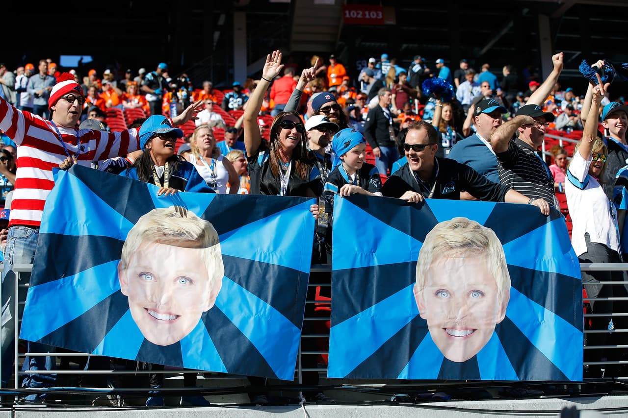 Los aficionados al fútbol americano ya no tienen que esperar, el día llegó para el Super Bolw 50 y la pasión en San Francisco está que arde. Checa las mejores tomas.