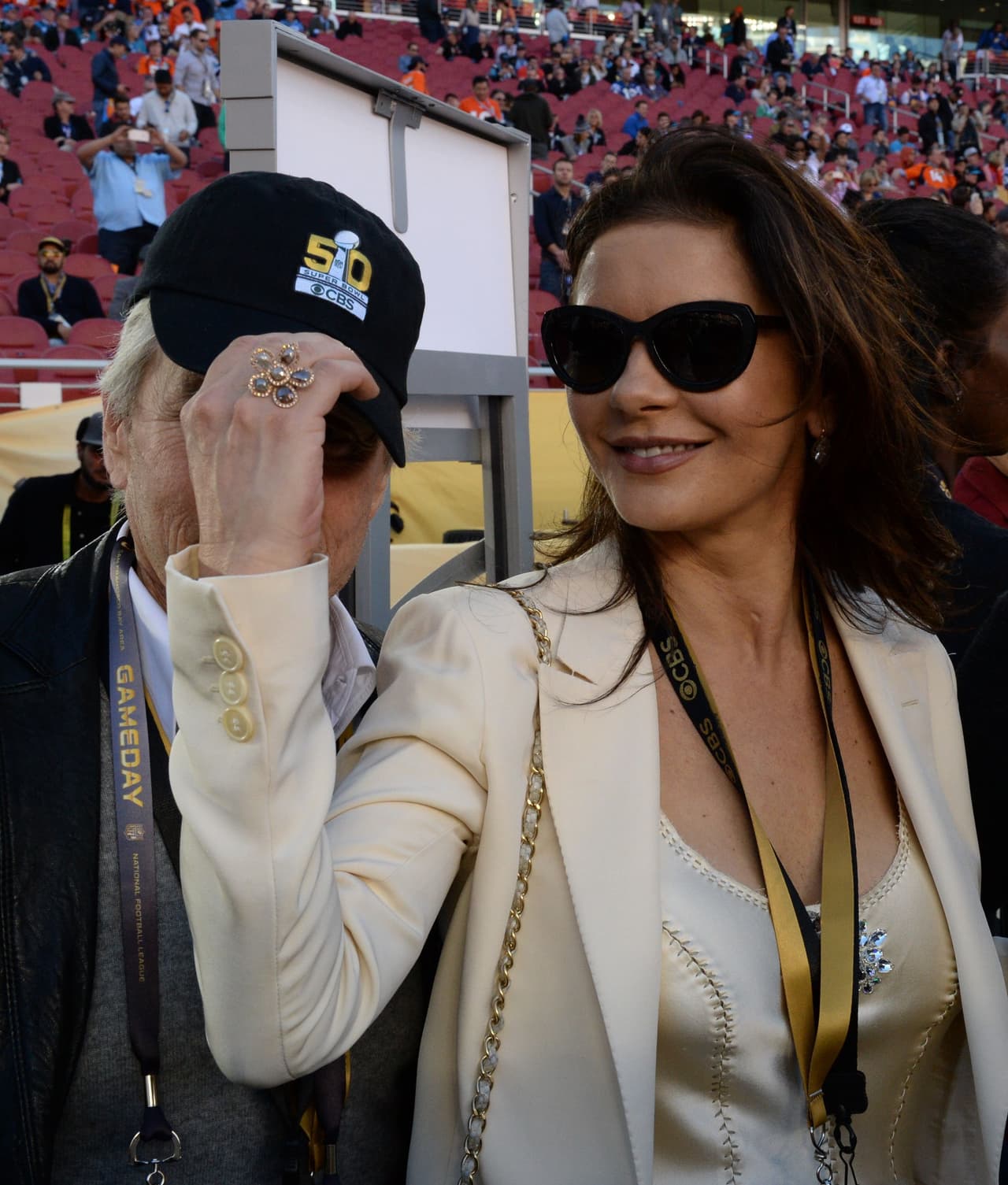 Los aficionados al fútbol americano ya no tienen que esperar, el día llegó para el Super Bolw 50 y la pasión en San Francisco está que arde. Checa las mejores tomas.