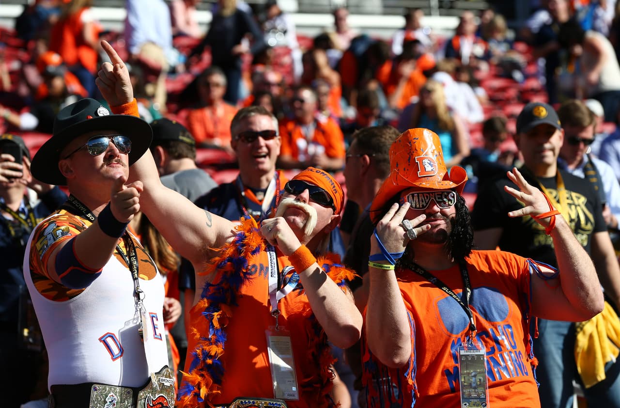 Los aficionados al fútbol americano ya no tienen que esperar, el día llegó para el Super Bolw 50 y la pasión en San Francisco está que arde. Checa las mejores tomas.