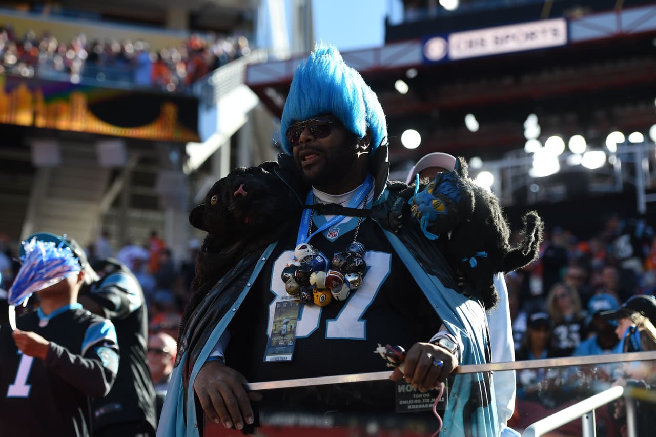 Los aficionados al fútbol americano ya no tienen que esperar, el día llegó para el Super Bolw 50 y la pasión en San Francisco está que arde. Checa las mejores tomas.