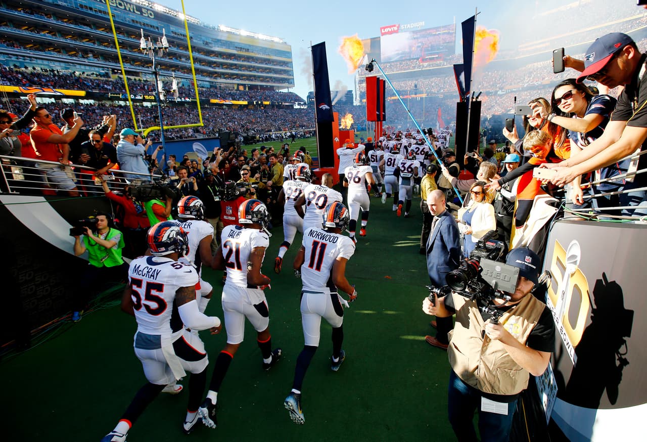 Los aficionados al fútbol americano ya no tienen que esperar, el día llegó para el Super Bolw 50 y la pasión en San Francisco está que arde. Checa las mejores tomas.