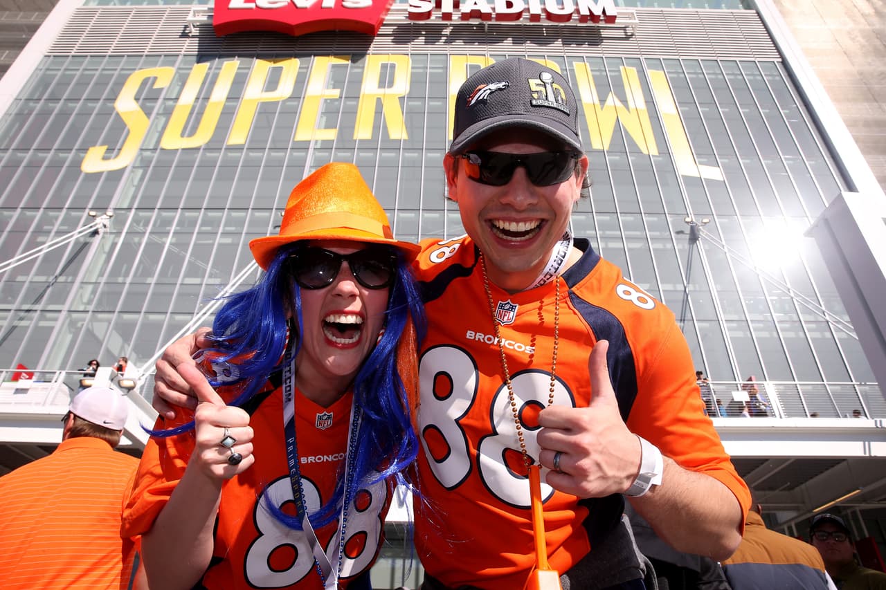 Los aficionados al fútbol americano ya no tienen que esperar, el día llegó para el Super Bolw 50 y la pasión en San Francisco está que arde. Checa las mejores tomas.