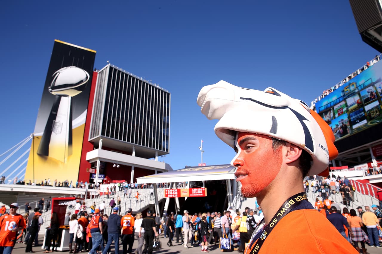 Los aficionados al fútbol americano ya no tienen que esperar, el día llegó para el Super Bolw 50 y la pasión en San Francisco está que arde. Checa las mejores tomas.