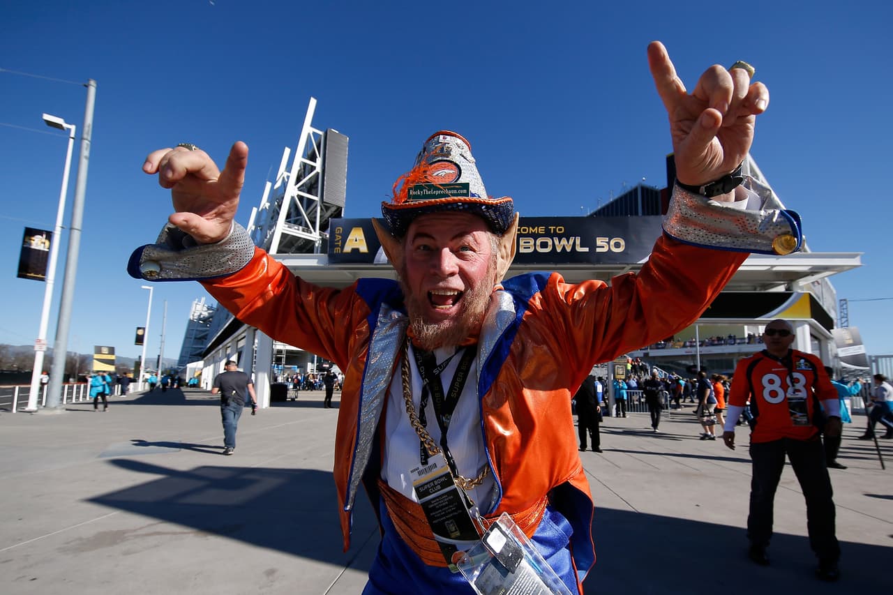 Los aficionados al fútbol americano ya no tienen que esperar, el día llegó para el Super Bolw 50 y la pasión en San Francisco está que arde. Checa las mejores tomas.