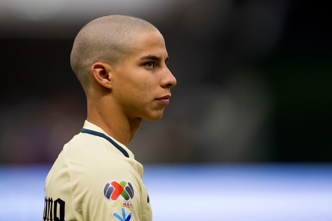 Diego Lainez presentó un nuevo look para este partido. El juvenil salta como titular una vez más y se convierte en un indiscutible.
