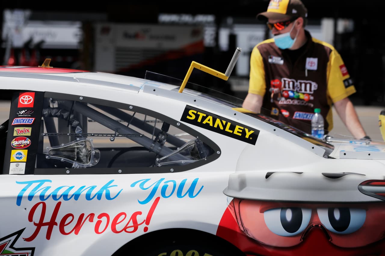 Los autos portan un mensaje de apoyo a los médicos que atienden a la gente contagiada de coronavirus.