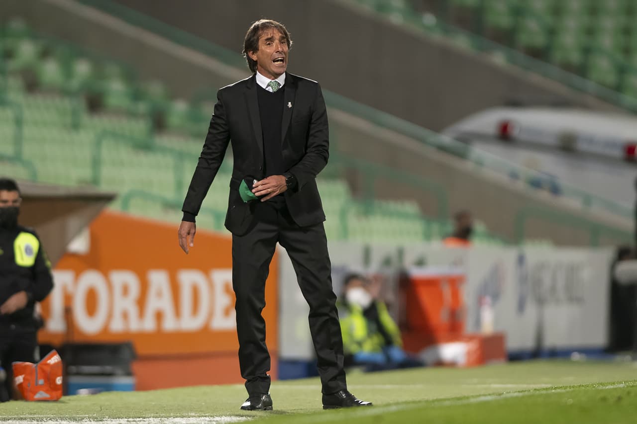 Guillermo Almada no le pone etiqueta de favorito a Santos