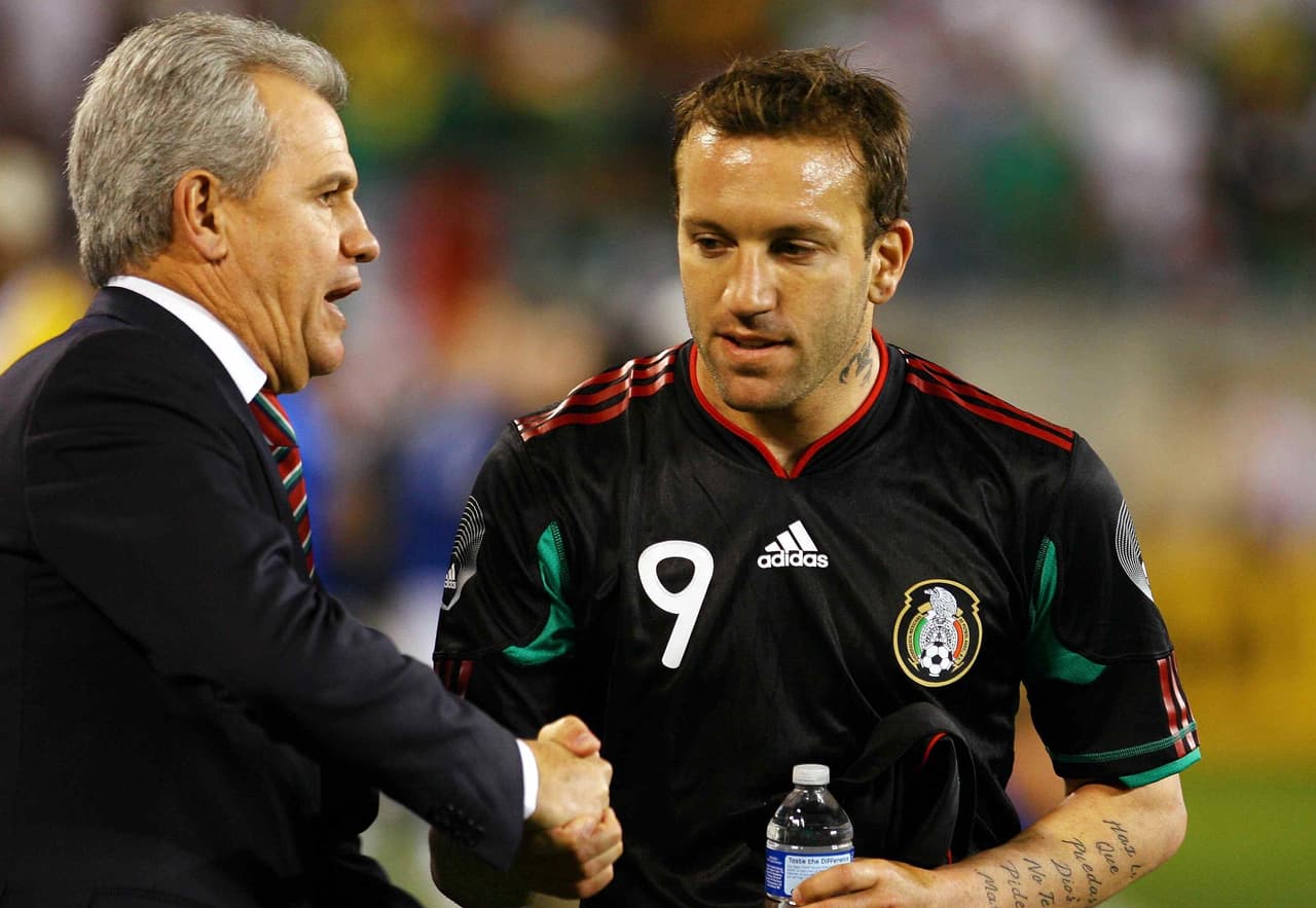 En el 2008 recibió su primer llamado al Tri cuando Sven-Göran Eriksson era el entrenador. Jugó las Eliminatorias a Sudáfrica 2010 y luego la Copa América de Chile 2015.