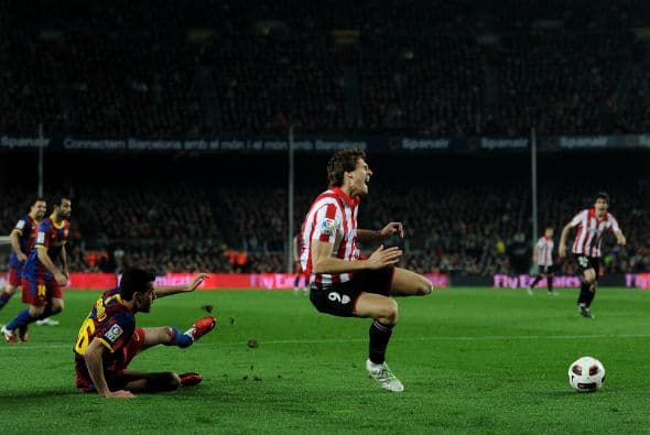 En la segunda parte, casi al arranque, un error en la zaga 'blaugrana' terminó en penalti cometido por Busquets sobre Fernando Llorente.