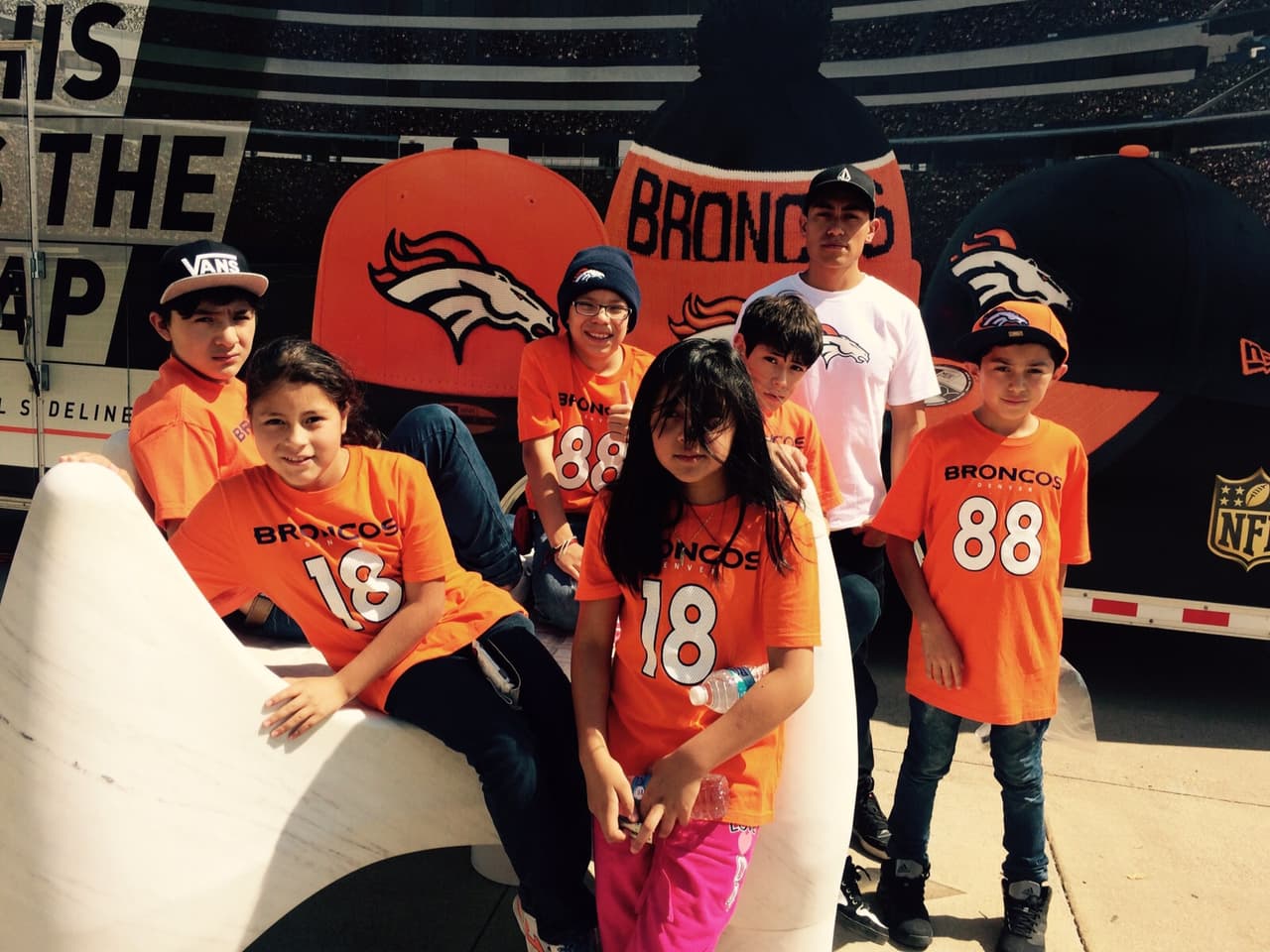 Los Denver Broncos, anfitriones del "Equipo Diablos" campeones de NFL Tochito en México