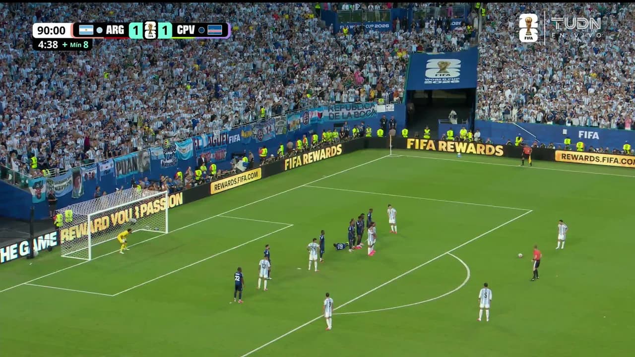 ¡TIRO ATAJADO! disparo por Lionel Messi.