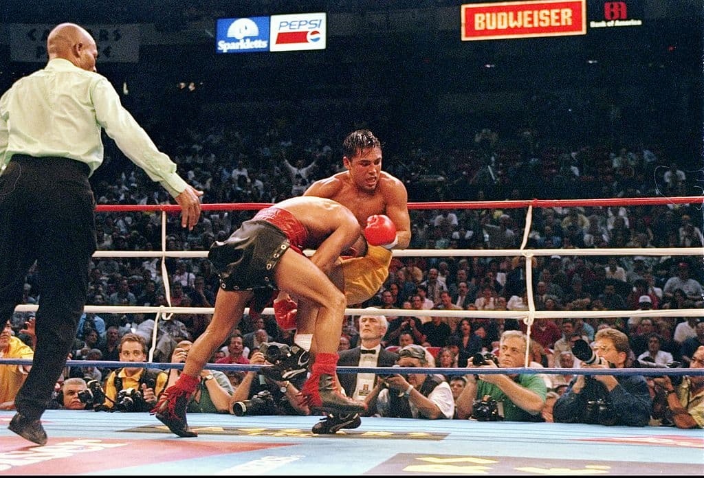 Después de 12 intensos asaltos, Julio César Chávez consiguió la victoria por decisión unánime.