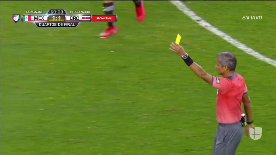 Tarjeta amarilla. El árbitro amonesta a Keysher Fuller de Costa Rica