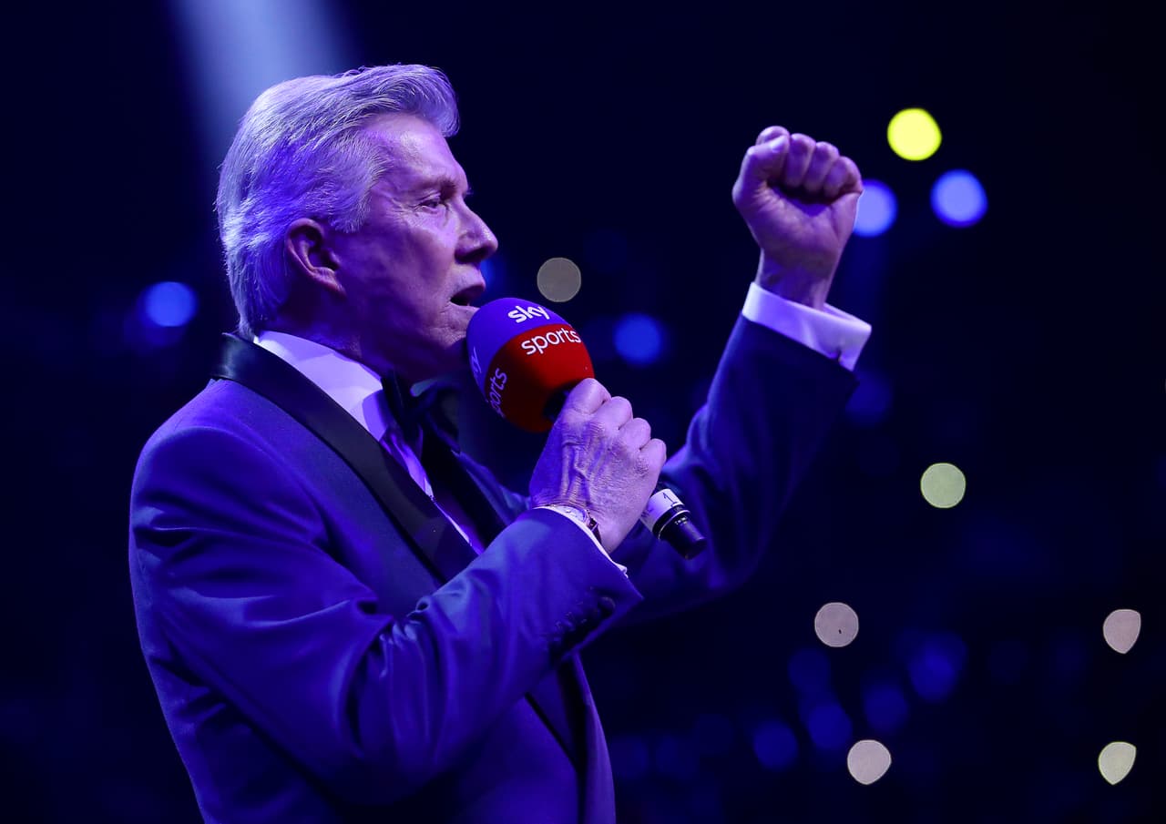 Michael Buffer, presentando el combate
