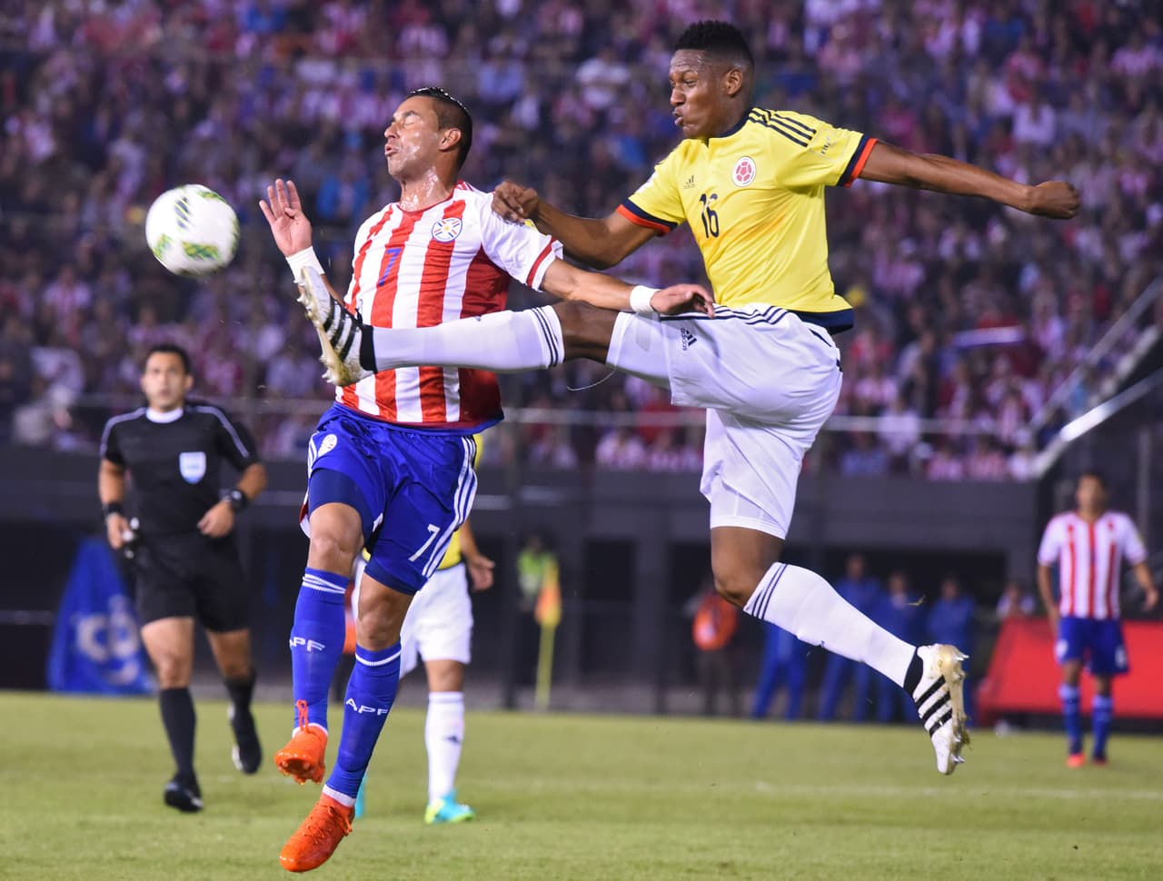 Colombia's defender Yerry Mina (R) vies for the ball with Paraguay's midfielder Jorge Benitez during their Russia 2018 World Cup qualifier football match in Asuncion, on October 6, 2016. / AFP / NORBERTO DUARTE (Photo credit should read NORBERTO DUARTE/AFP/Getty Images)