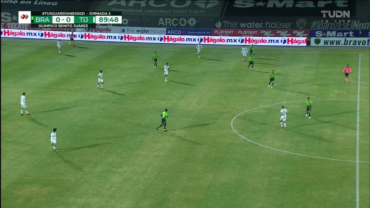 ¡TIRO ATAJADO! disparo por Fidel Martínez.