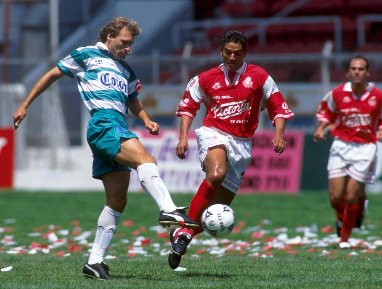 <b>Héctor Adomaitis.</b> Siempre atento para dar juego a sus compañeros, cambia el ritmo del partido con un pase a profundidad o manteniendo la posesión.