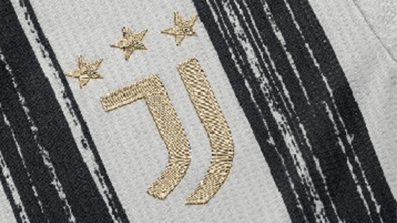 CR7 luce la nueva camiseta de Juventus con un toque artístico