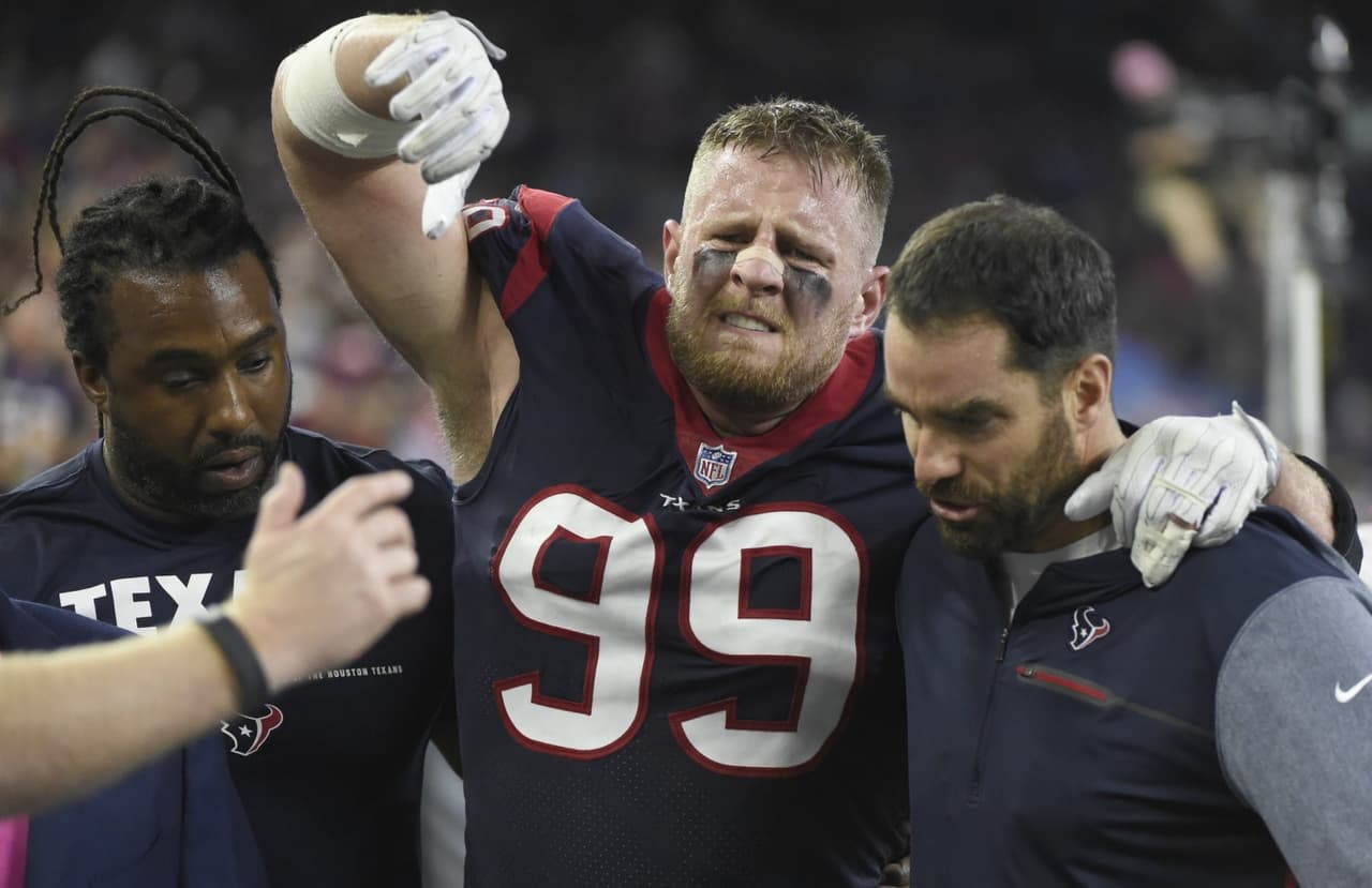 Así salió J.J. Watt del campo durante el partido ante los Chiefs.