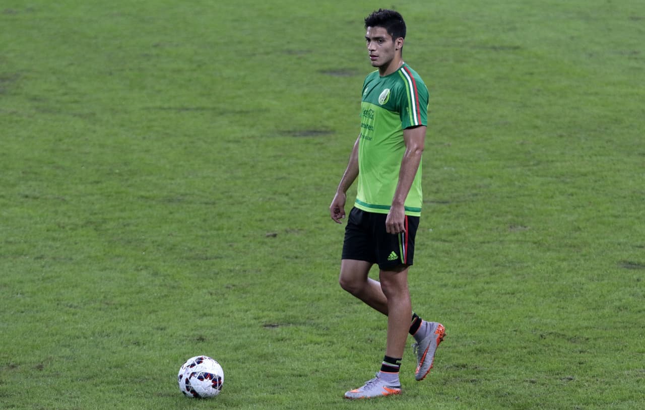 Benfica revive el interés por contratar al delantero Raúl Jiménez