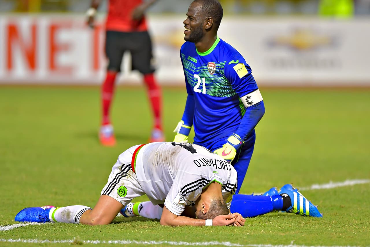 Fiel a su estilo, Chicharito luchó y corrió todo el partido.