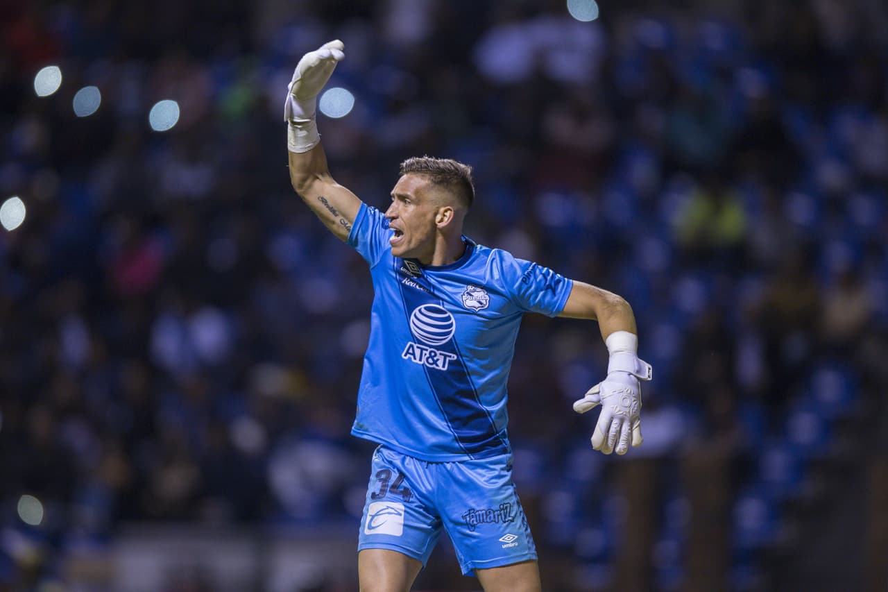 El portero uruguayo Nicolás Vikonis, con 36 años, es el más veterano del Puebla, seguidor de cerca por Gerardo Rodríguez (35).