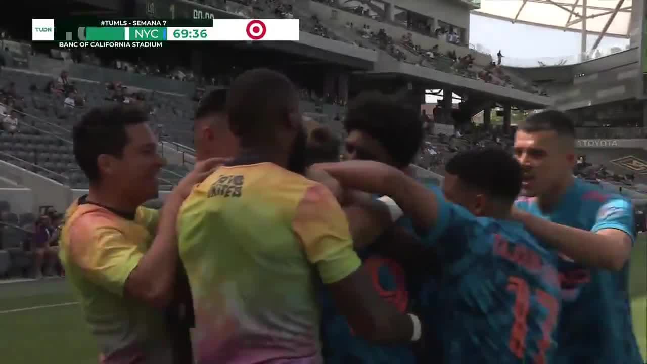 ¡Golazo! Jesús Medina sacó un zurdazo para el 1-1 ante LAFC