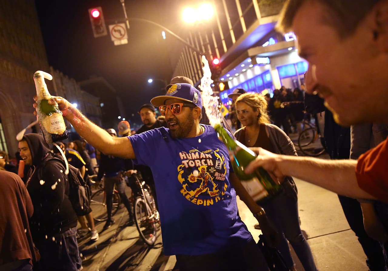 Fans de los Golden State Warriors celebraron en las calles de Oakland