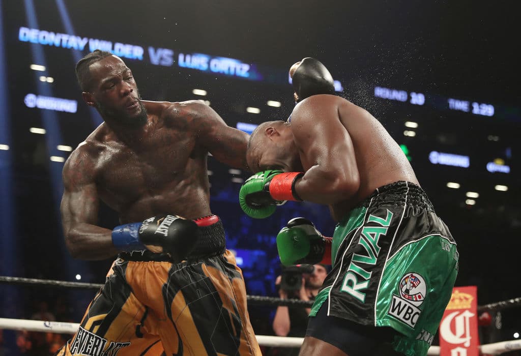 Deontay Wilder (40-0, 39 KOs) defendió su título CMB de peso completo ante Luis 'King Kong' Ortiz en el Barclays Center de Nueva York. Wilder tuvo una contienda complicada, pero la pólvora en sus manos hizo el trabajo para el décimo asalto cuando noqueó dos veces al cubano.