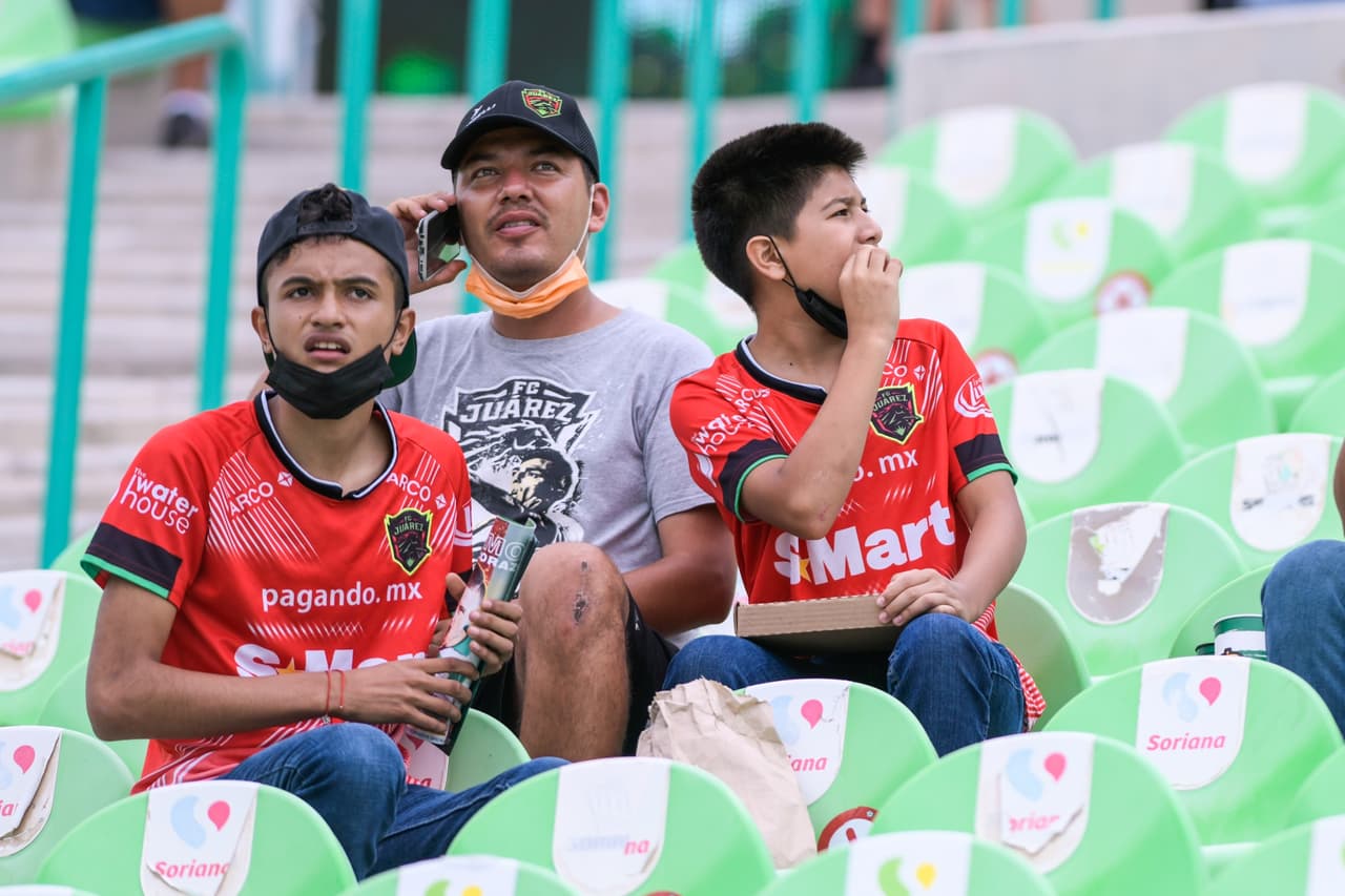 Pocos, pero sí hubo fans de Bravos en las gradas del Estadio Corona.