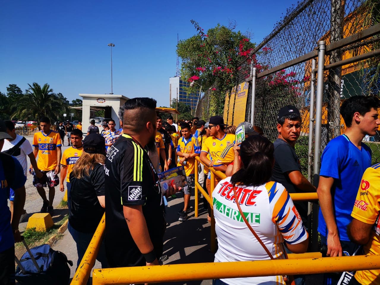 La caravana de fanáticos de Tigres se acerca al 'Volcán' para el juego de vuelta de la Semifinal del Clausura 2019 contra Rayados.