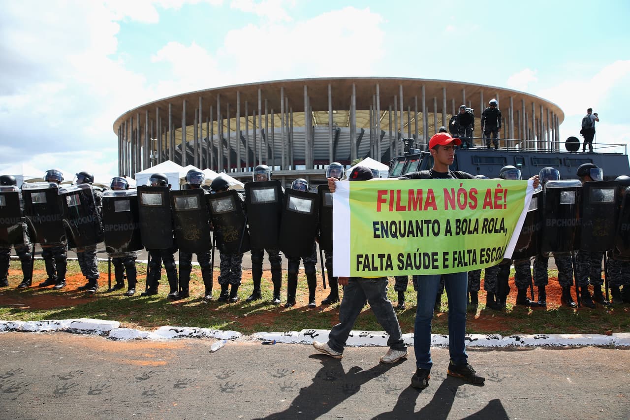 Para los dos torneos FIFA los alegatos del pueblo iban dirigidos a la extensa inversión que realizó el Gobierno para remodelar sus estadios y ciudades, mientras miles de personas morían de hambre y no tenían salud ni escuelas dignas. Para Río 2016 las cosas estallaron por escándalos de corrupción como en esta oportunidad, en la que se han programados protestas en favor de Lula Da Silva por su polémico encarcelamiento.
